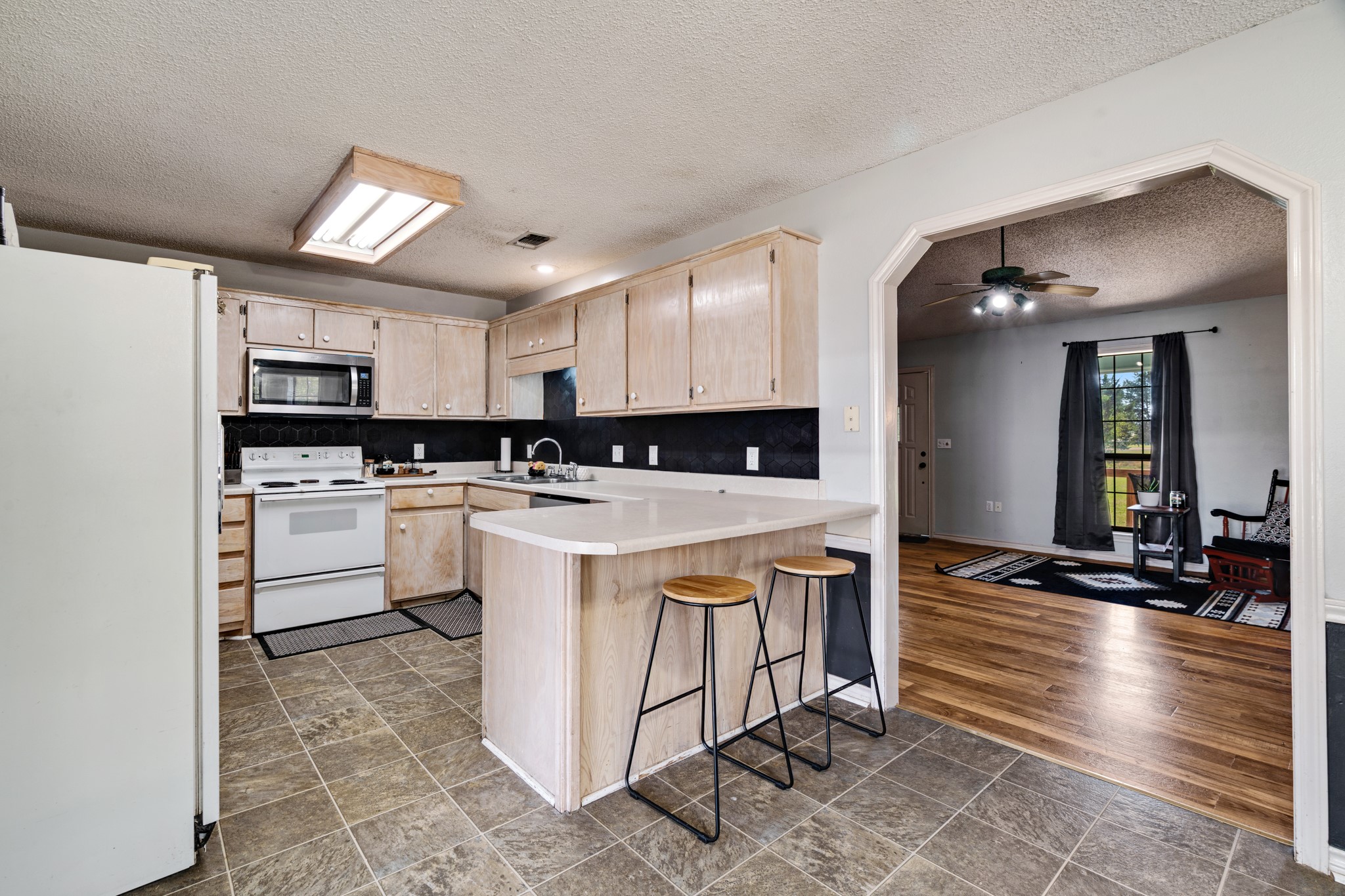 3325 Farm Road 194