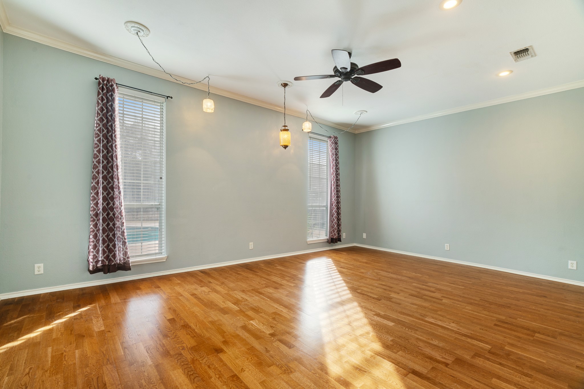 512 Brookes Way