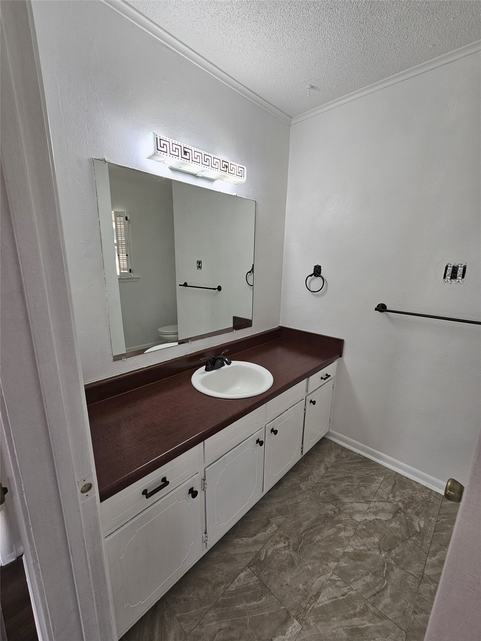 3605 W Houston
