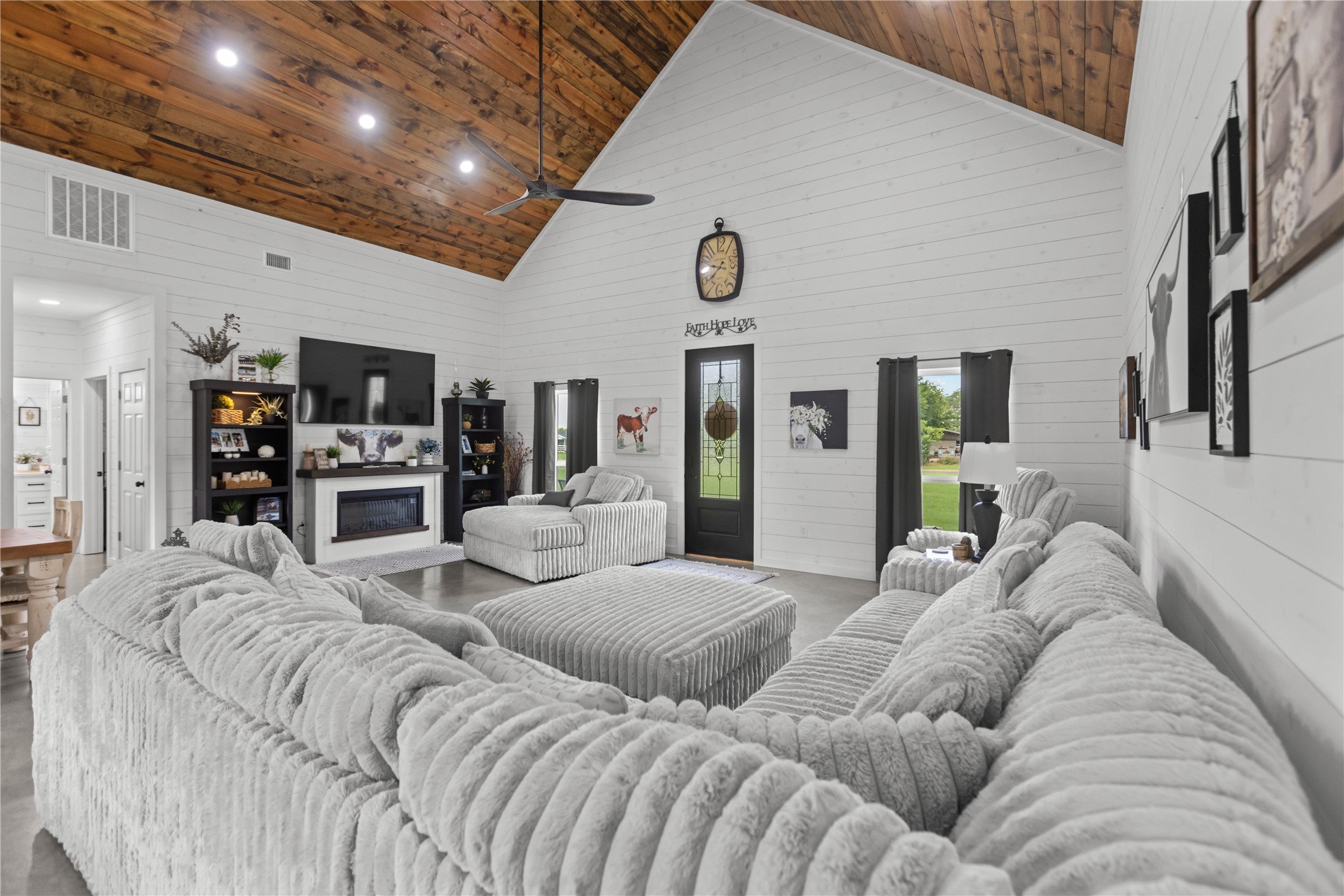 7122 Farm Road 1499