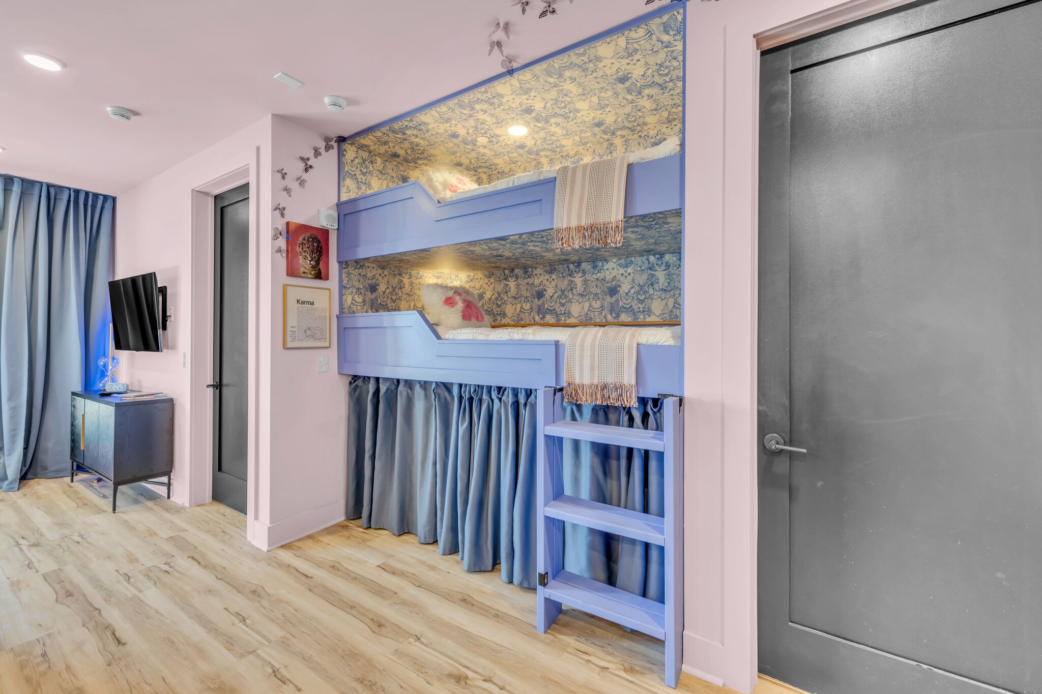245 Hermitage Ave #306