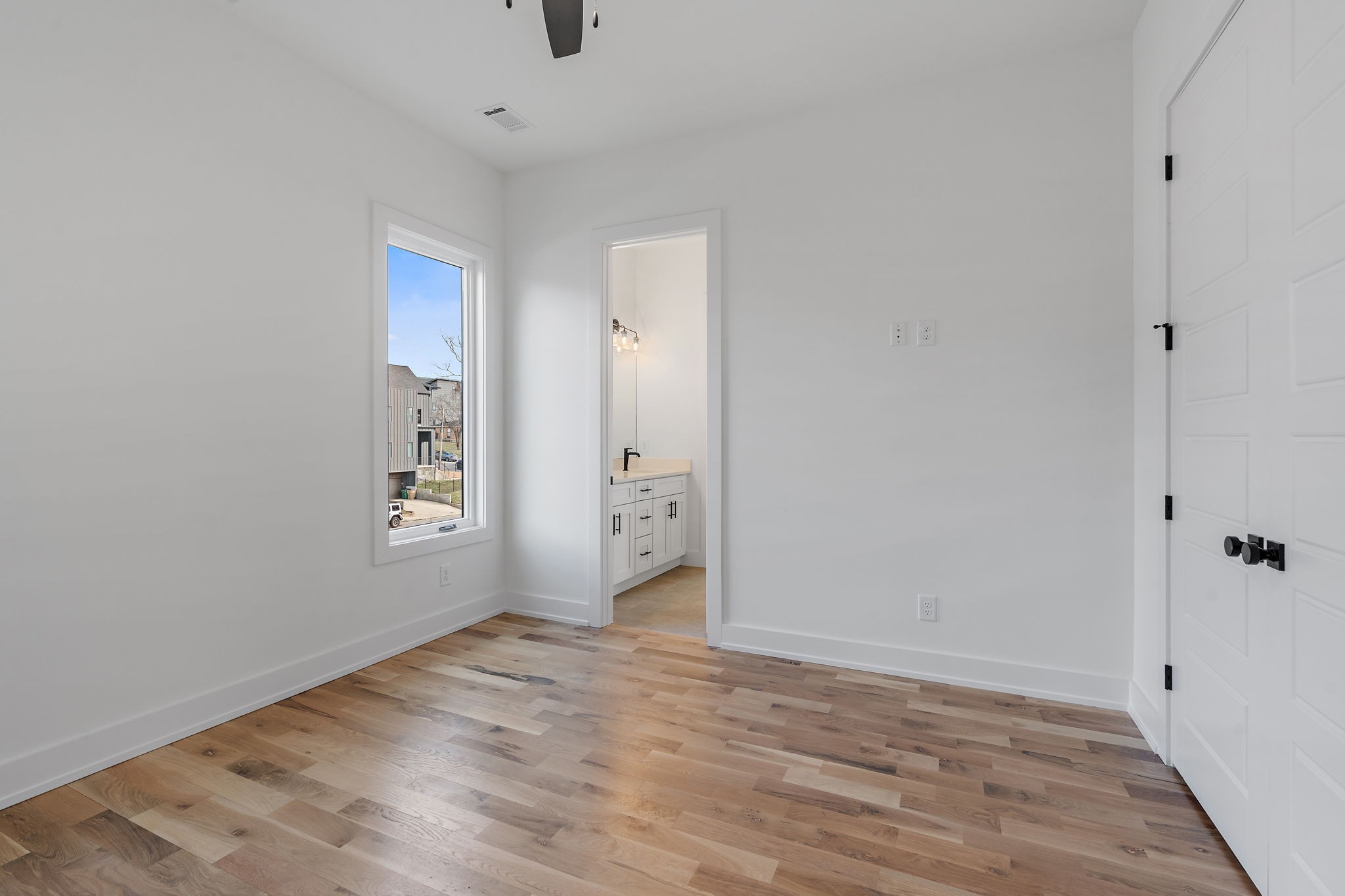 1105B Summit Ave
