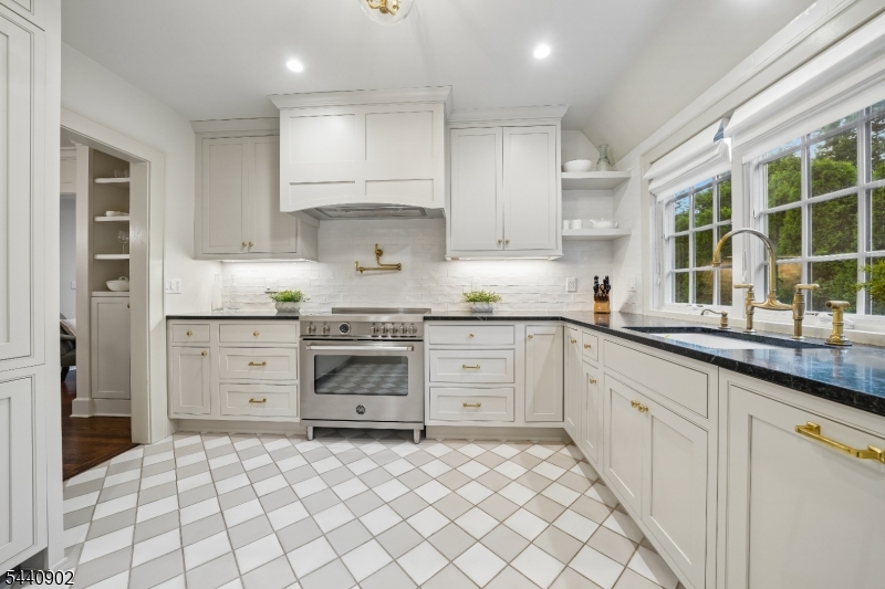 27 Pine Grove Ave
