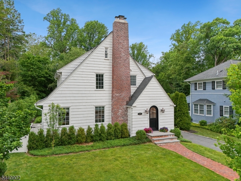 27 Pine Grove Ave