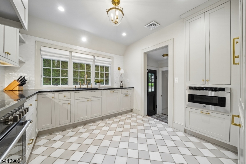 27 Pine Grove Ave