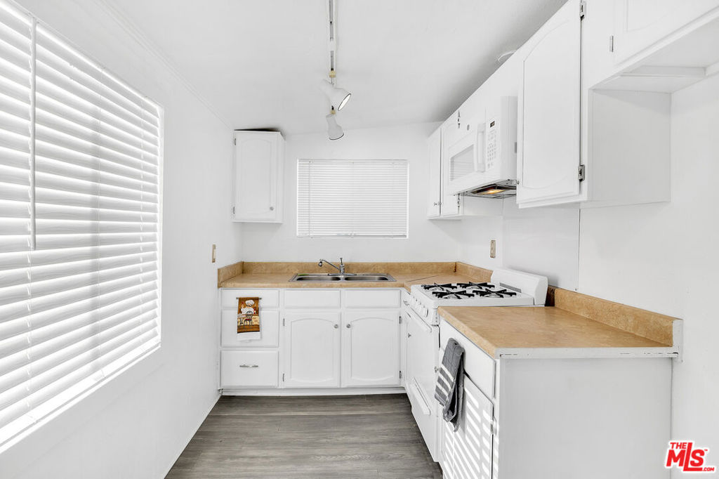 3630 Whiteside Street