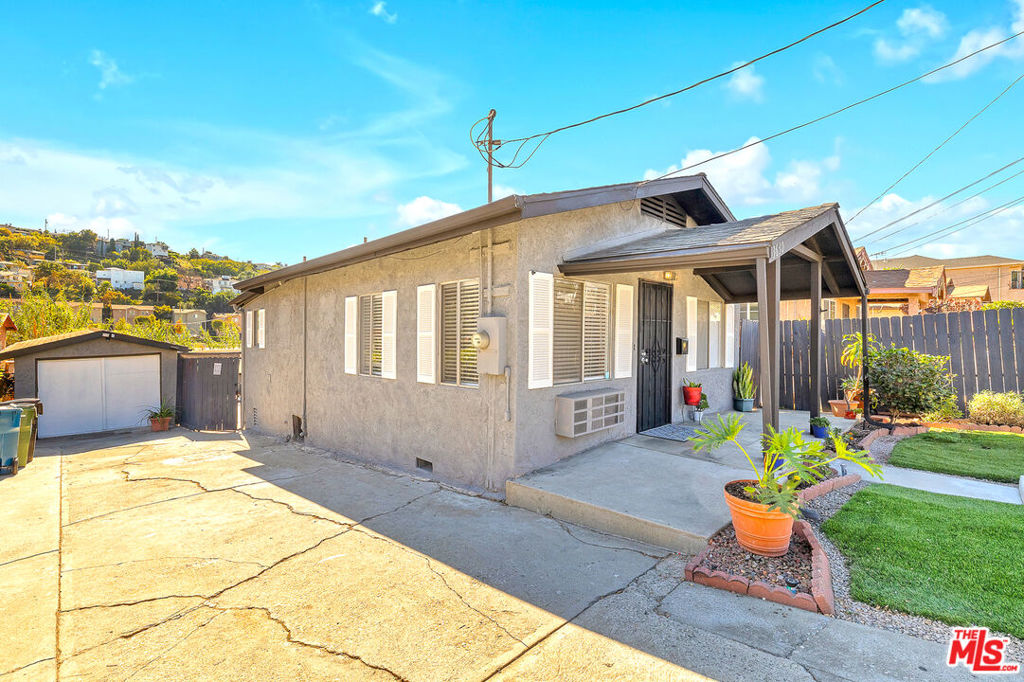 3630 Whiteside Street