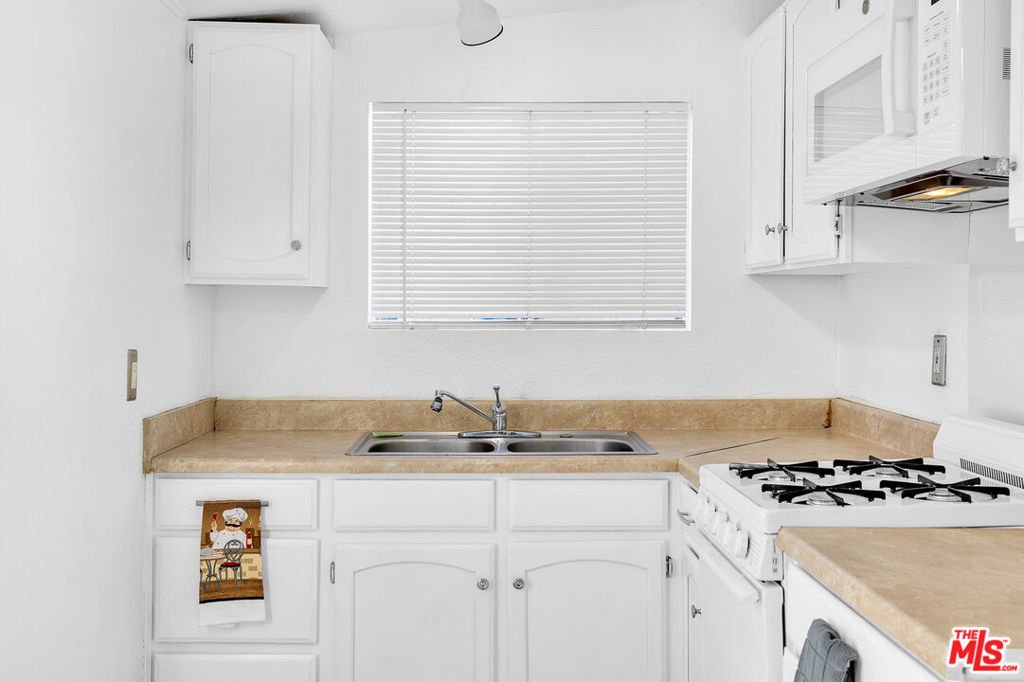 3630 Whiteside Street