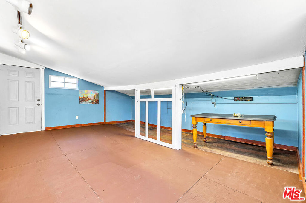 3630 Whiteside Street