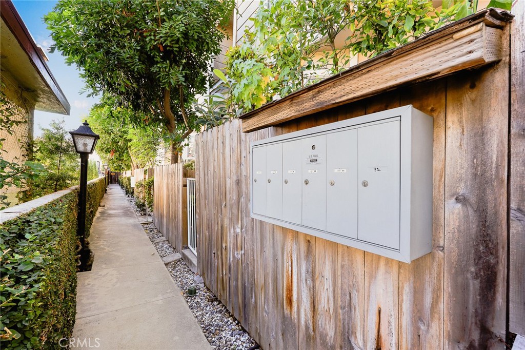 154 N Meridith Avenue 8