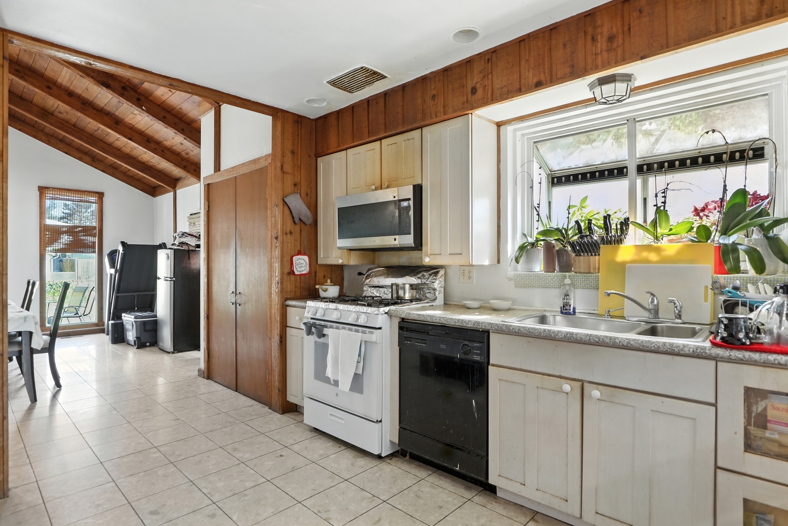 3814 W Sherwin Avenue