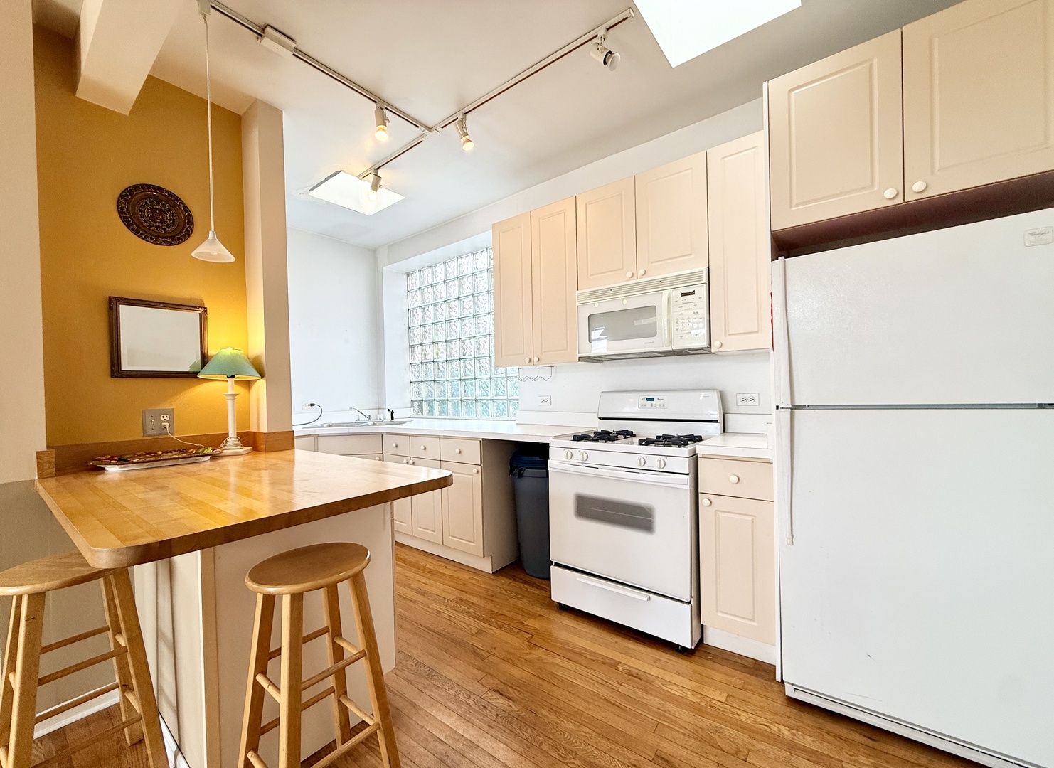 717 W Barry Avenue Unit: 3B