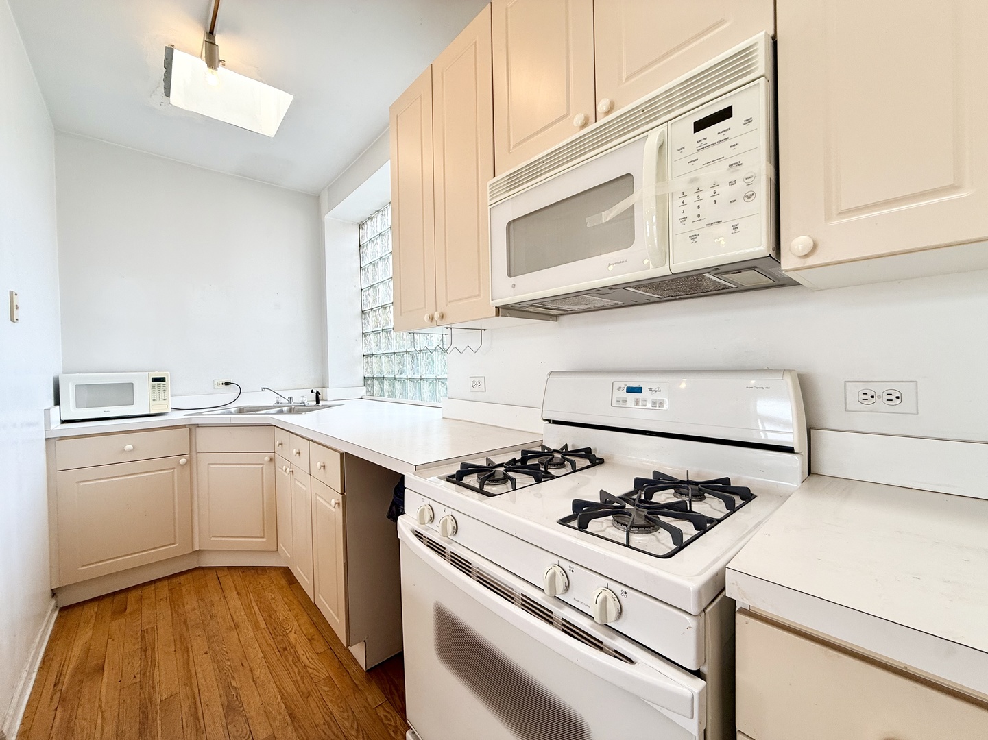 717 W Barry Avenue Unit: 3B
