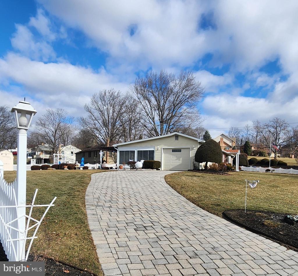 6400 Lexington Dr