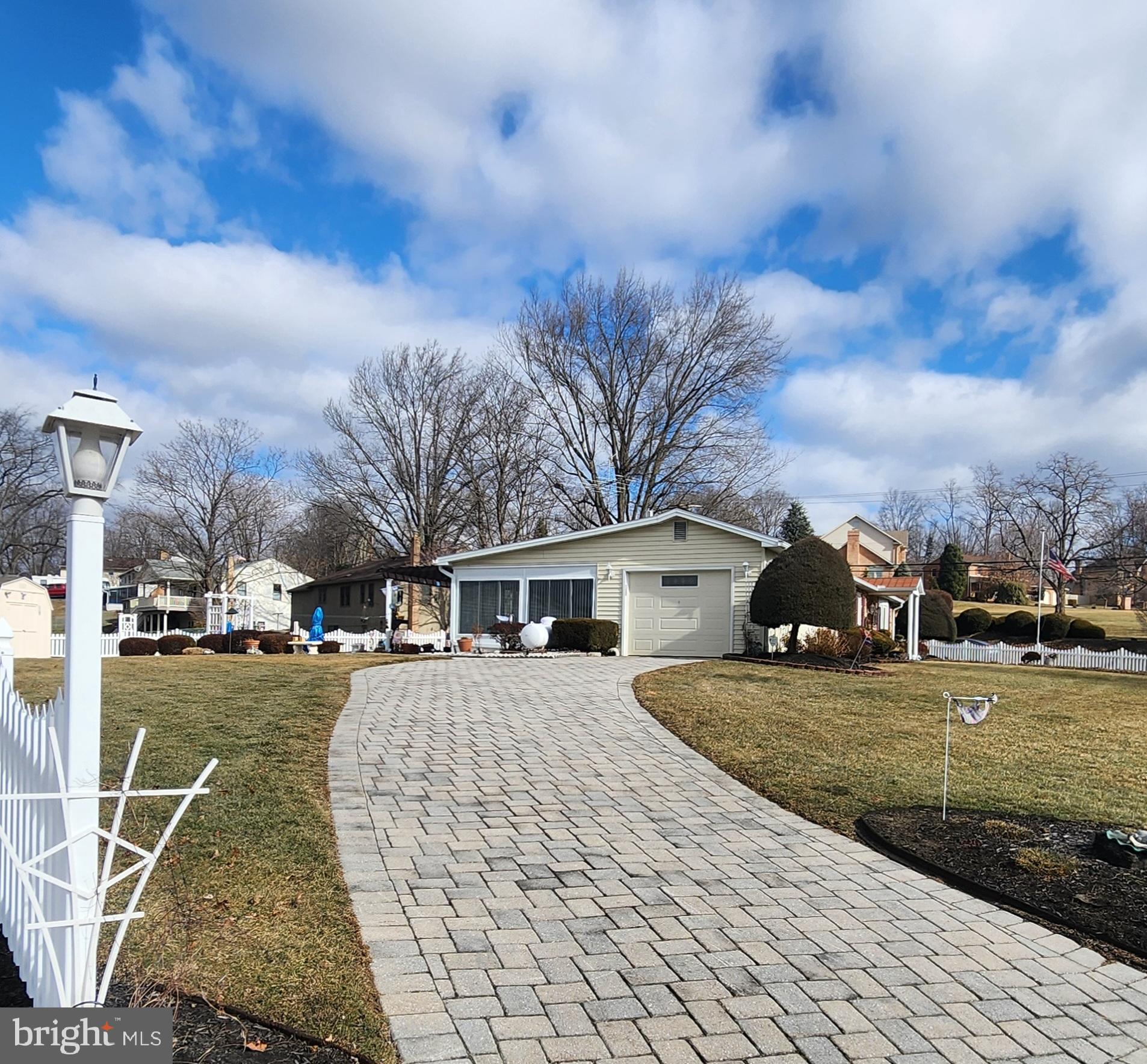 6400 Lexington Dr