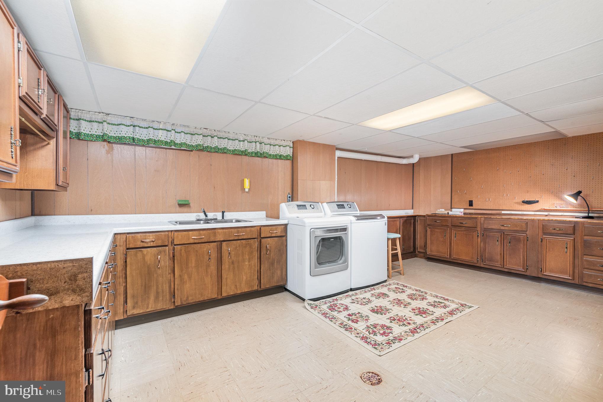 6400 Lexington Dr
