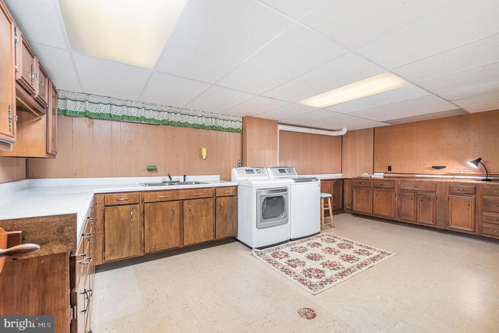 6400 Lexington Dr