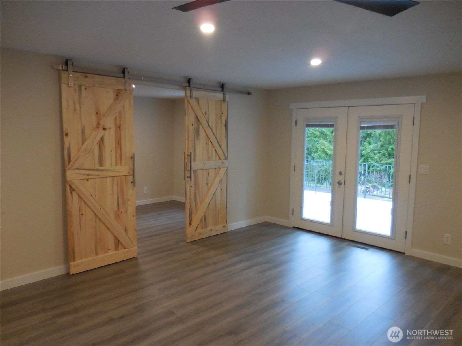 650 SW Dogwood Road