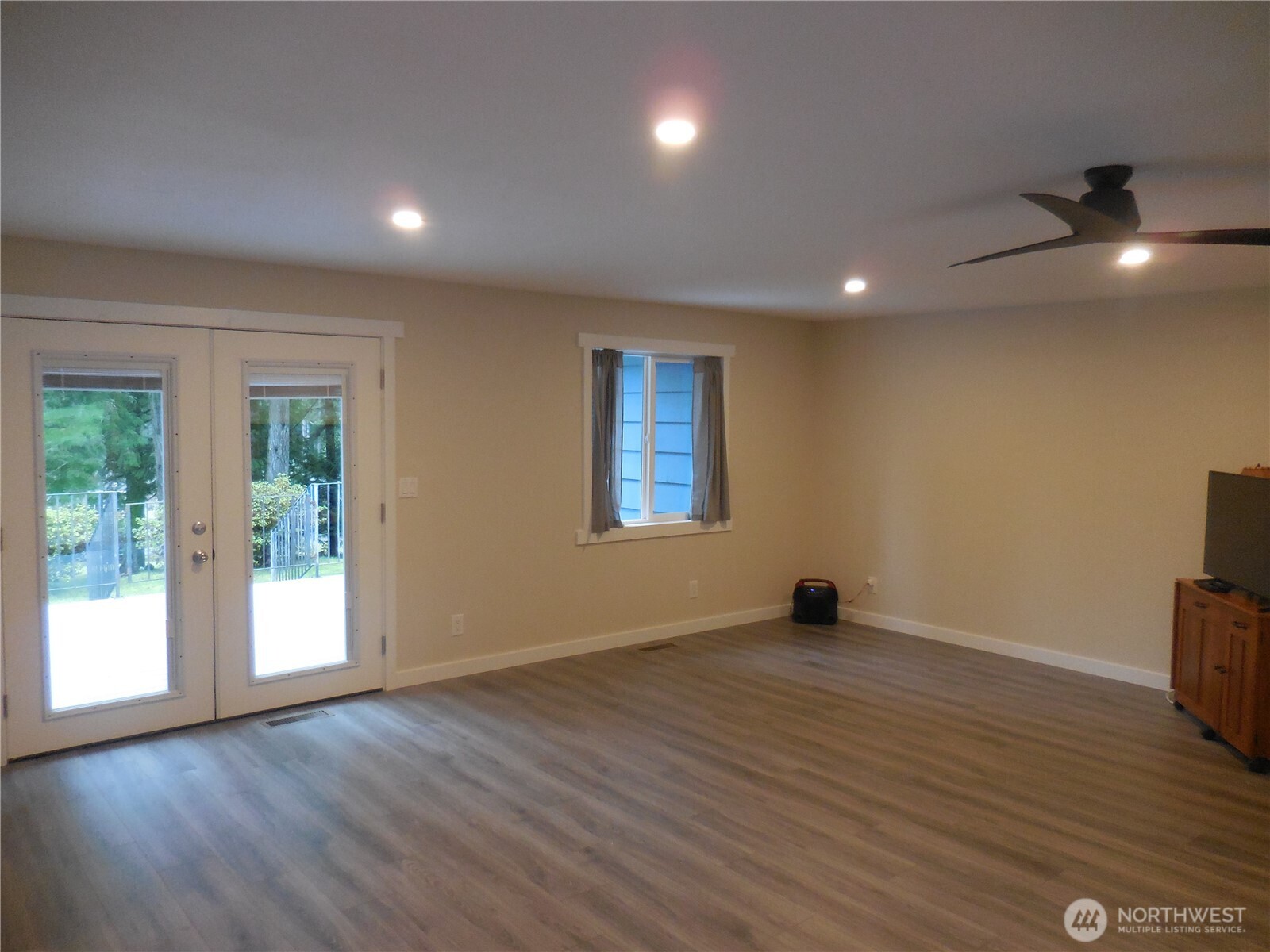 650 SW Dogwood Road