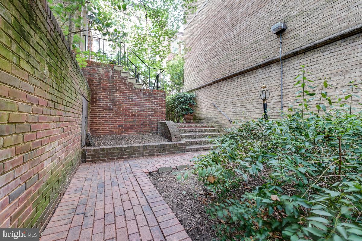 225 C St NE #63