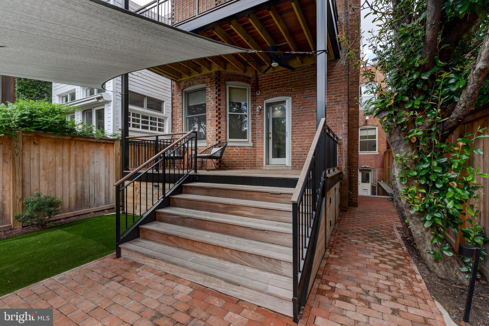 621 A St NE