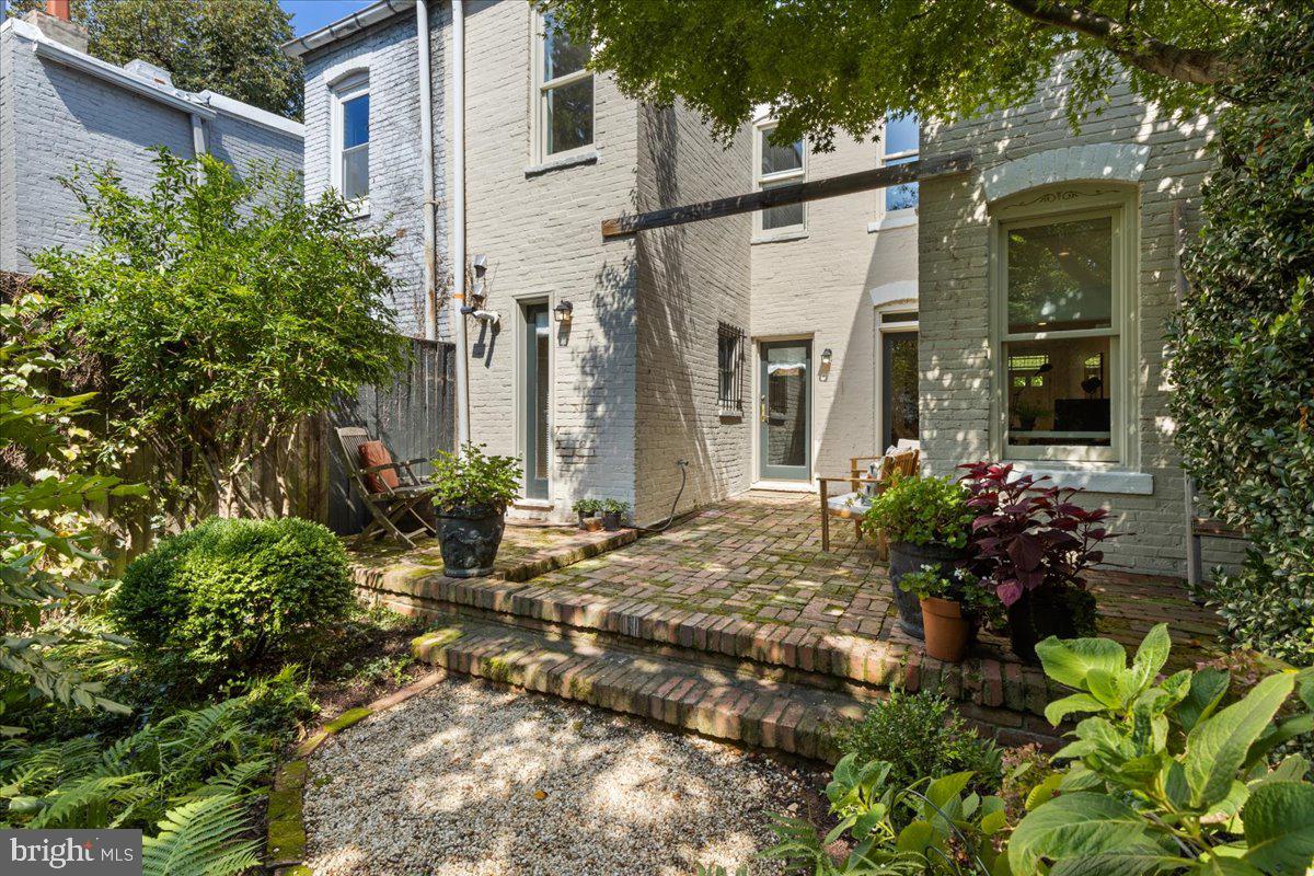 1207 C St SE