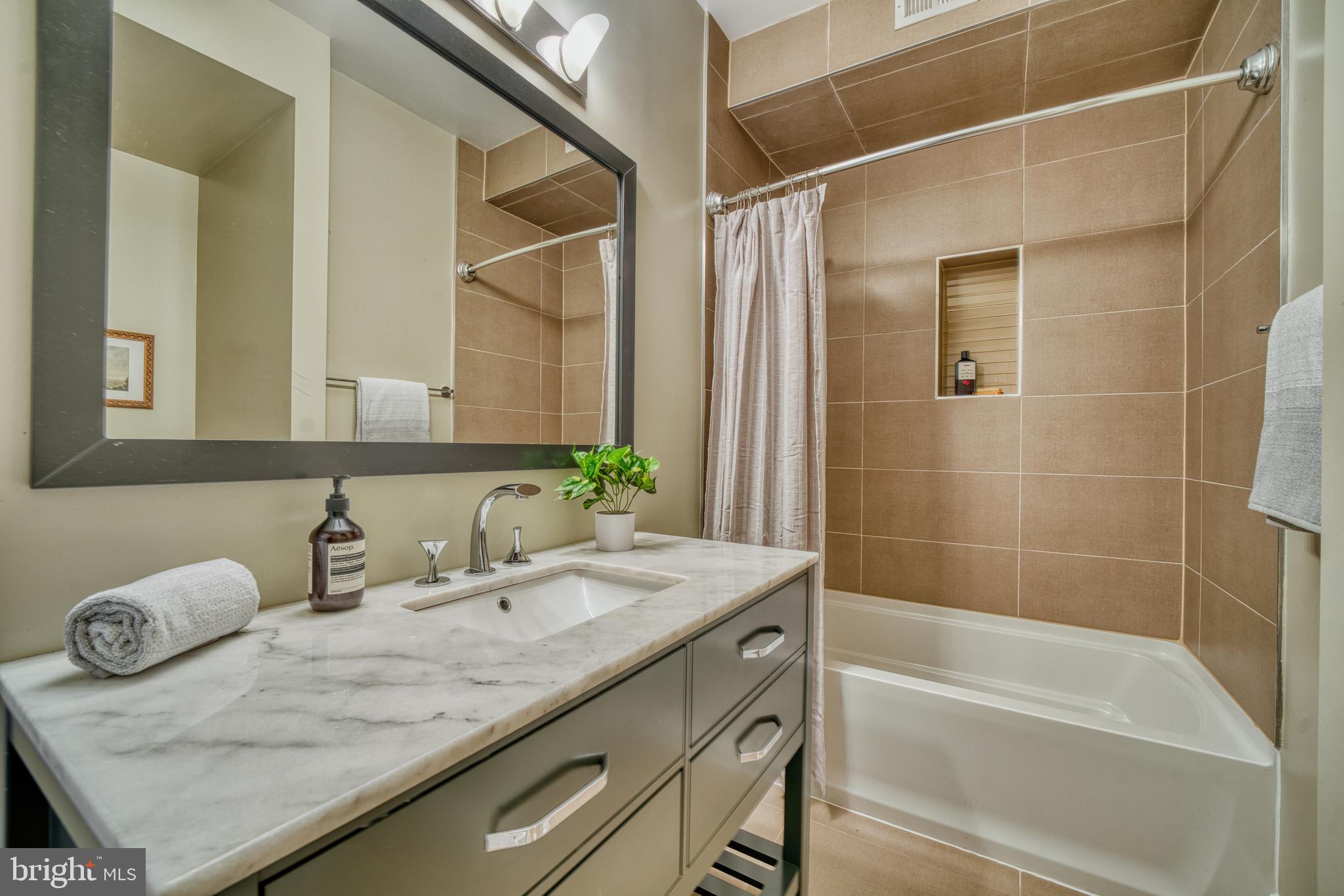 52 Quincy Pl NE #2