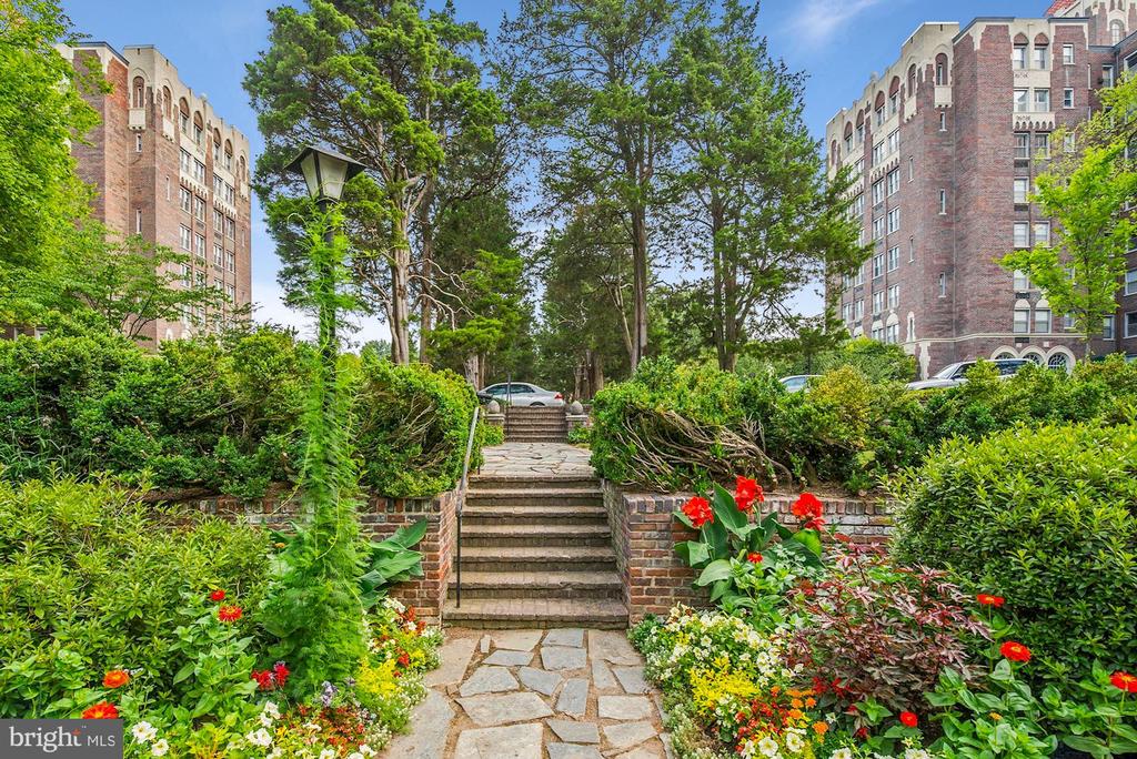 4000 Cathedral Ave NW #344-345b