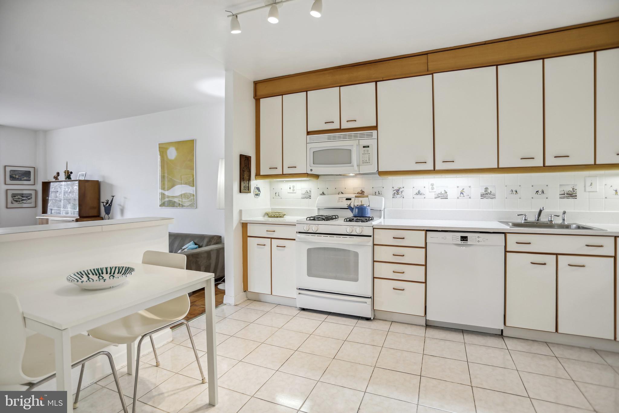 4100 Cathedral Ave NW #814