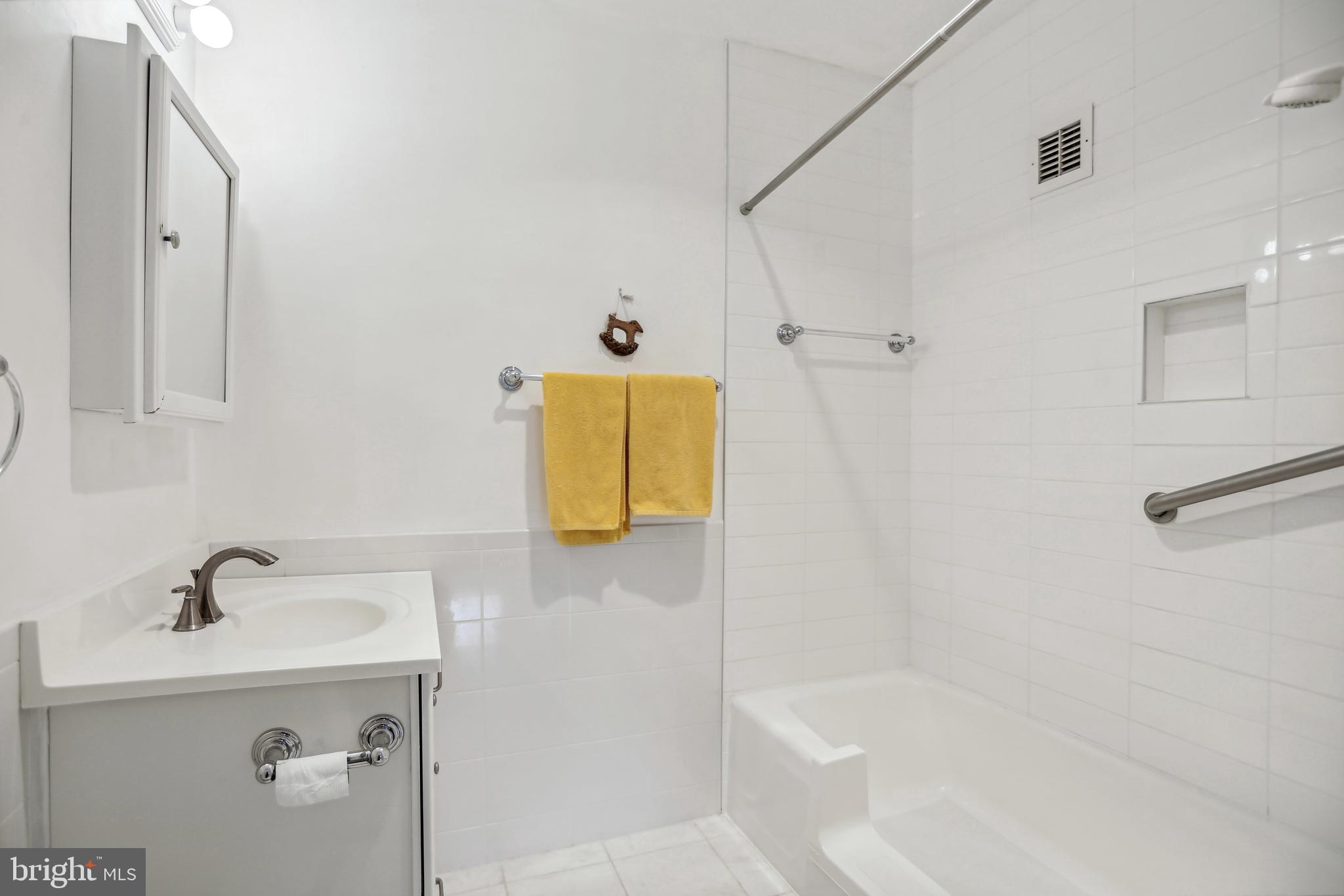 4100 Cathedral Ave NW #814