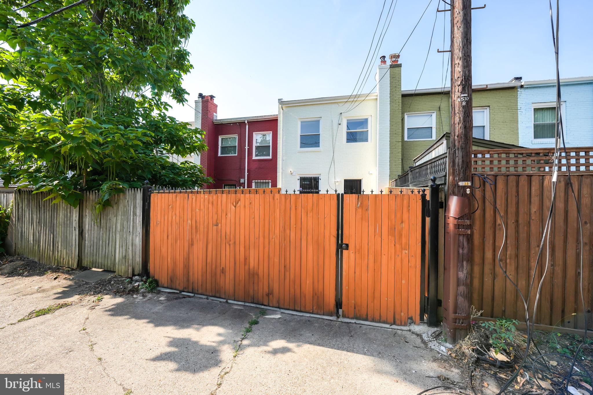 1726 E ST NE