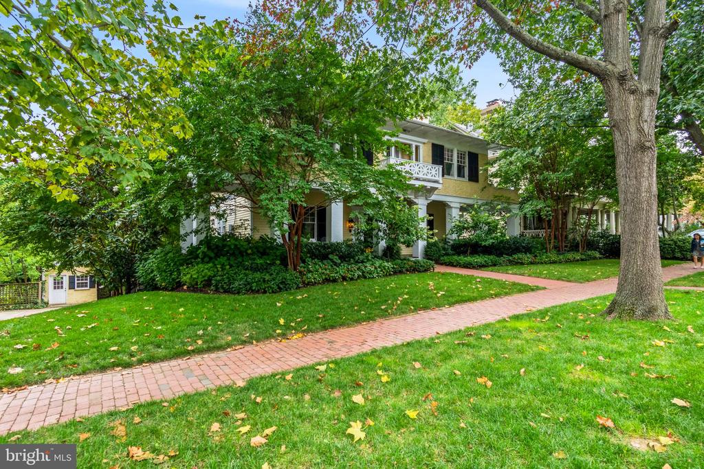 3432 Newark St NW