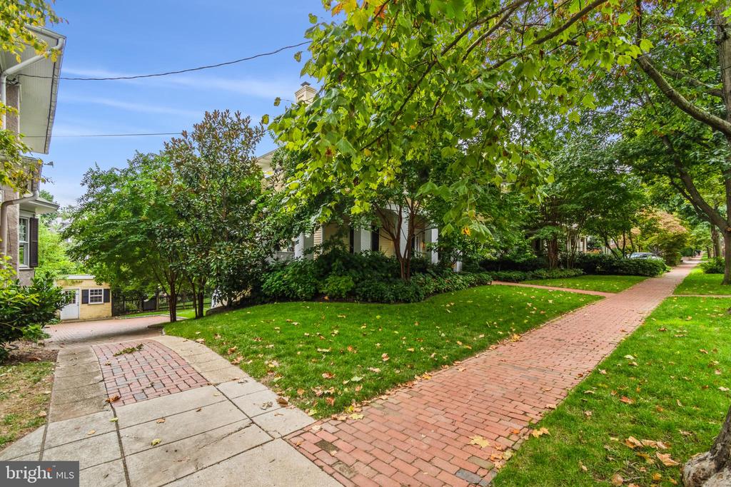 3432 Newark St NW