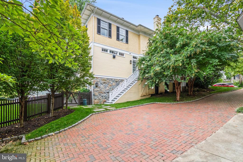 3432 Newark St NW