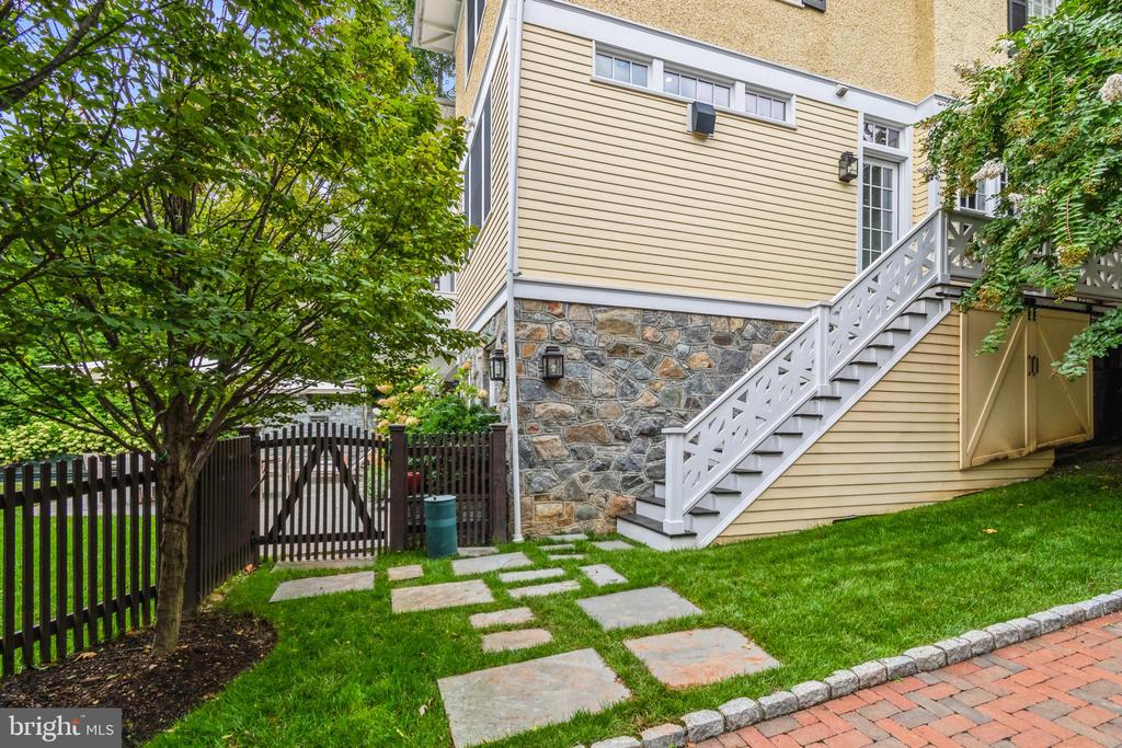 3432 Newark St NW