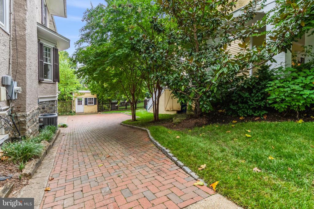 3432 Newark St NW