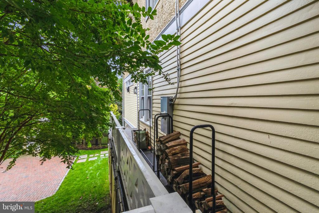 3432 Newark St NW