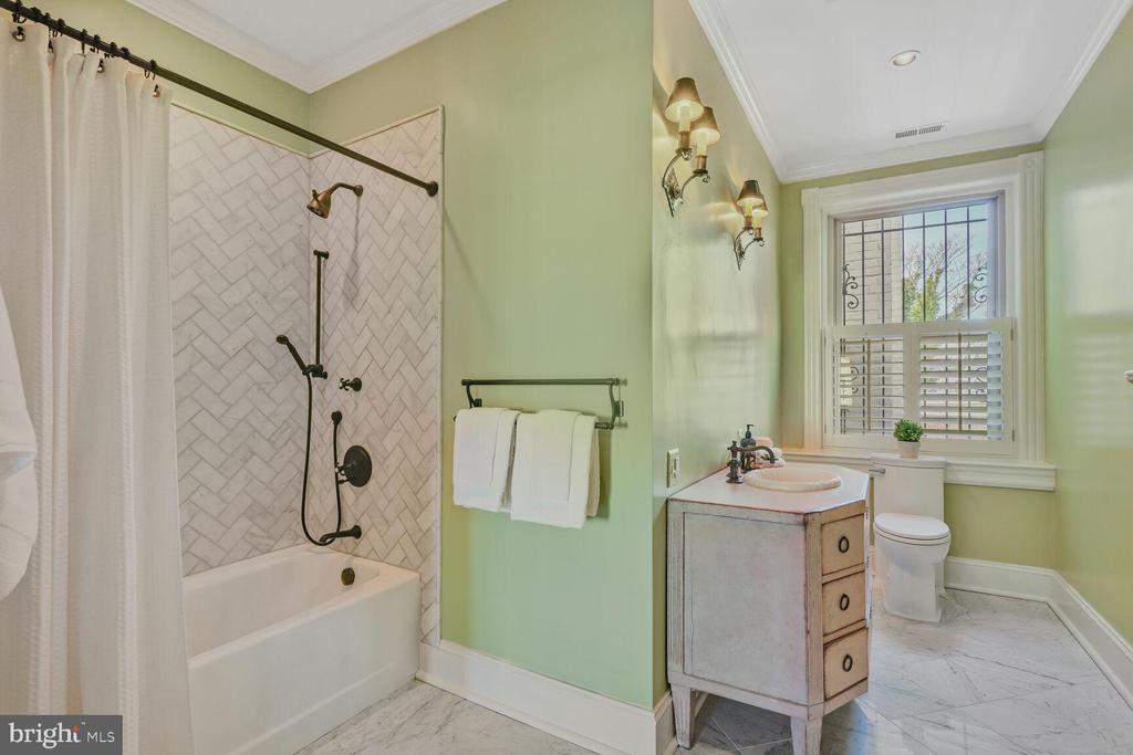 2018 1st St NW