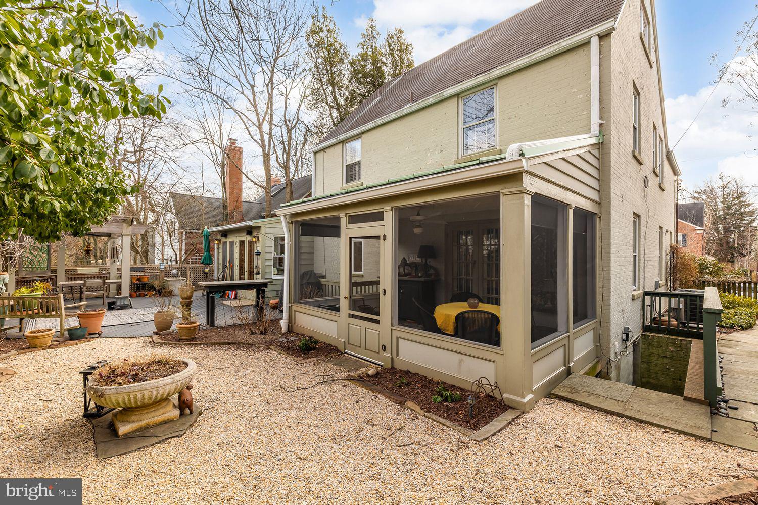 3329 Runnymede Pl NW