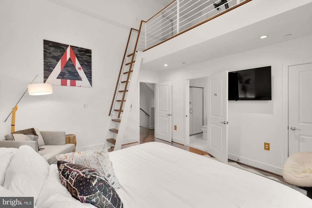 1341 MARYLAND AVE NE #103