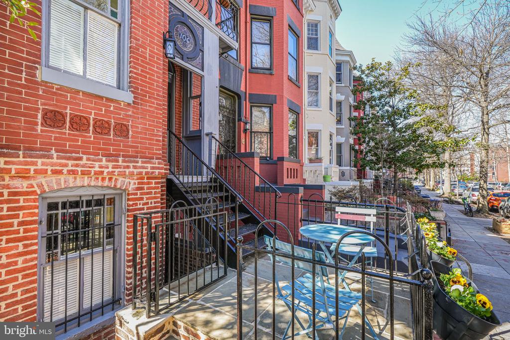 106 3rd St NE
