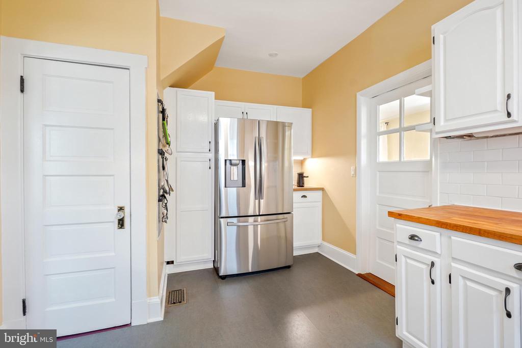 859 van Buren St NW