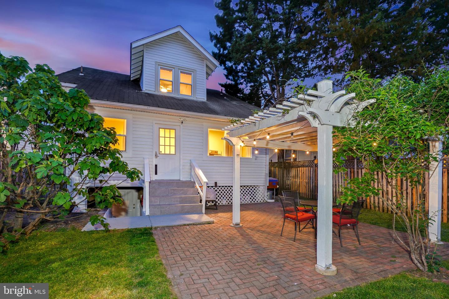 859 van Buren St NW