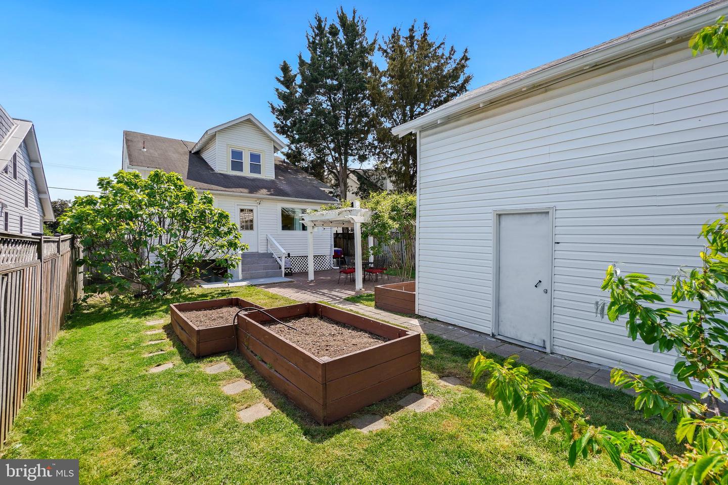 859 van Buren St NW
