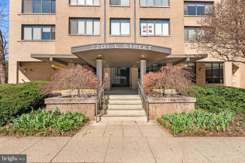 2201 L St NW #704
