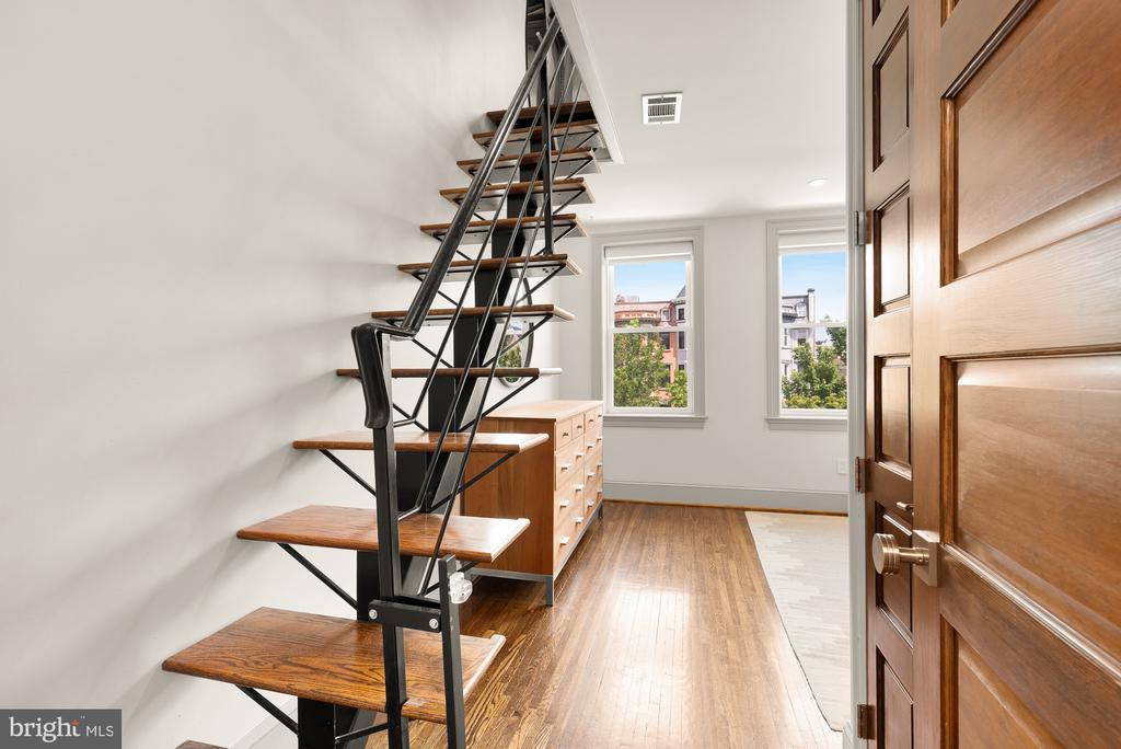 1118 Fairmont St NW