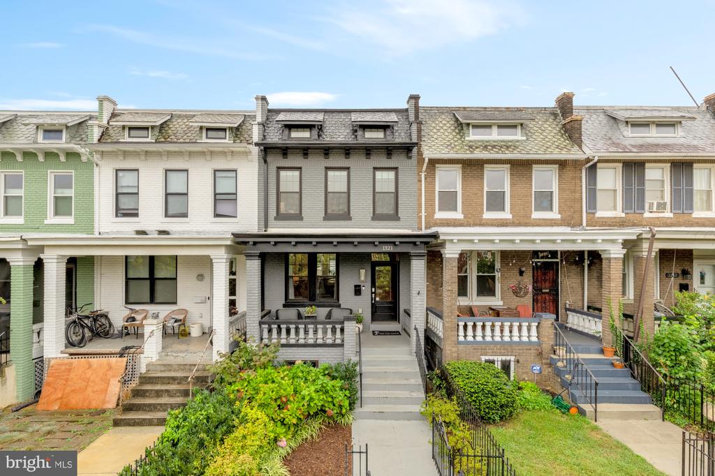 1321 E STREET NE
