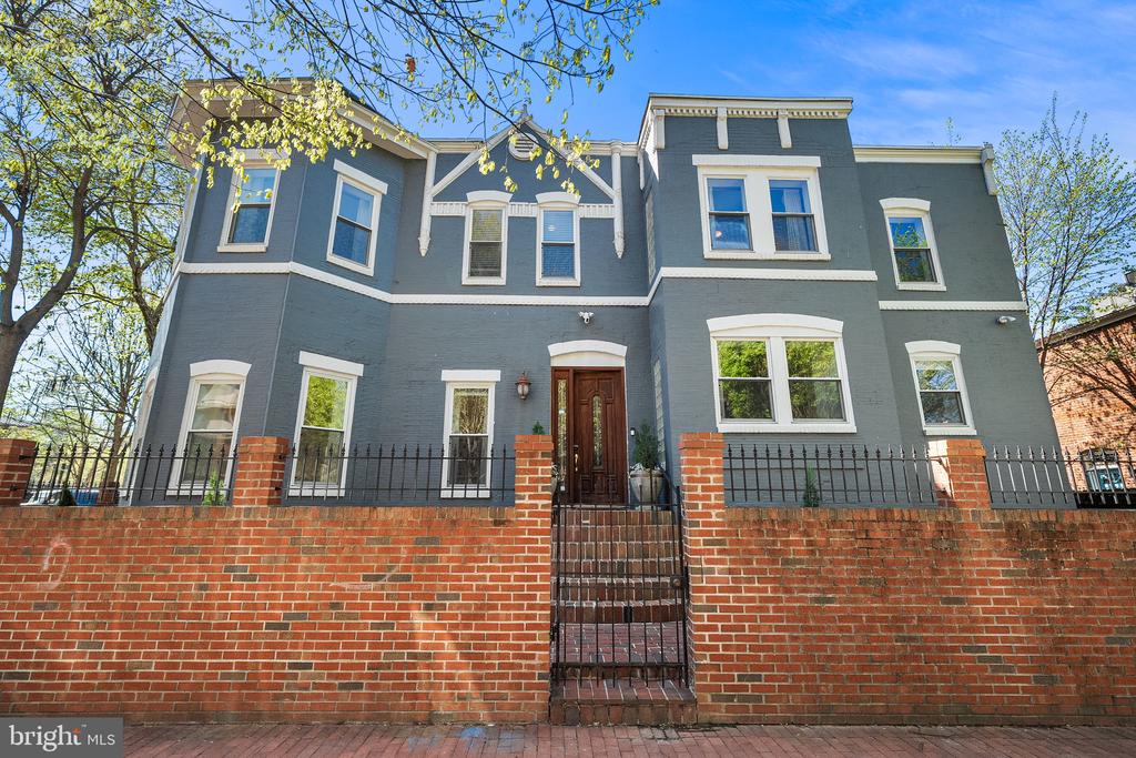 656 9TH STREET NE