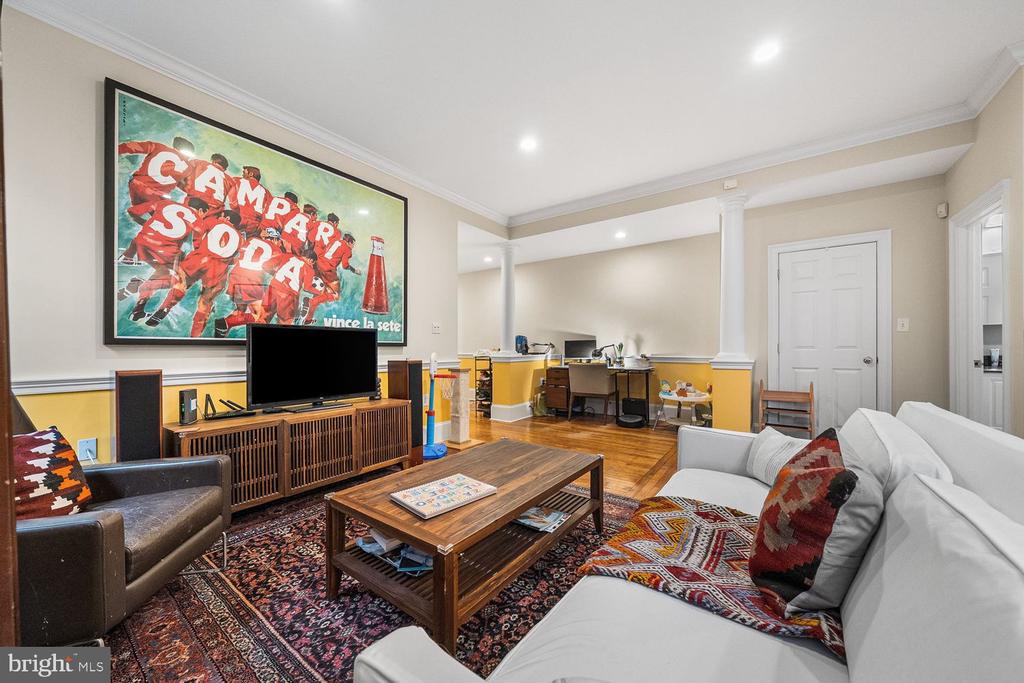 1423 R STREET NW 105