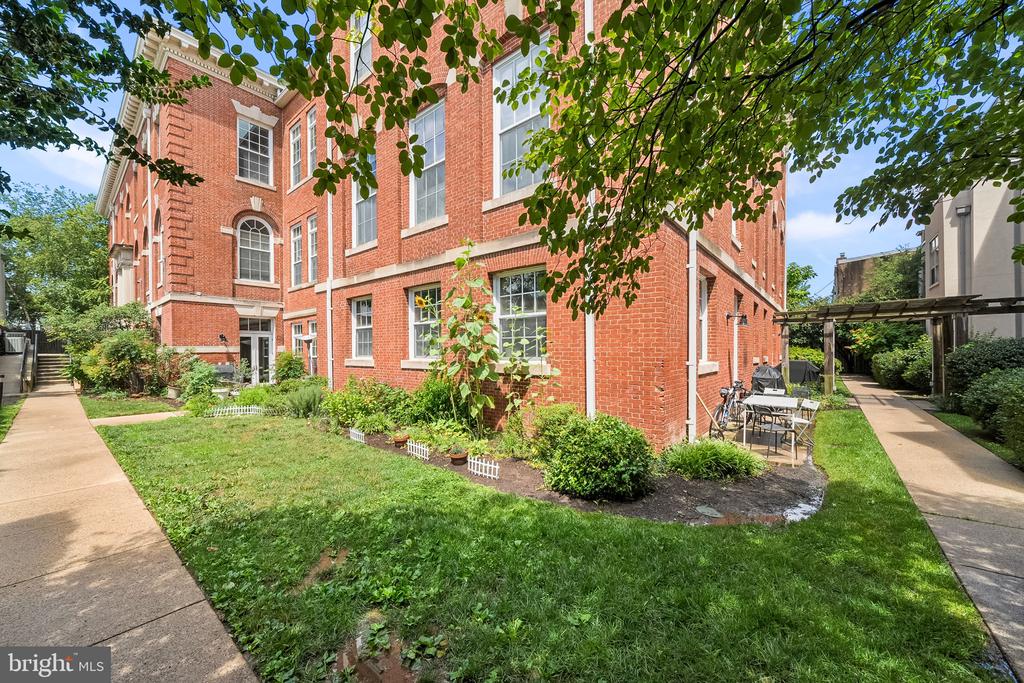 150 V STREET NW Unit: V205